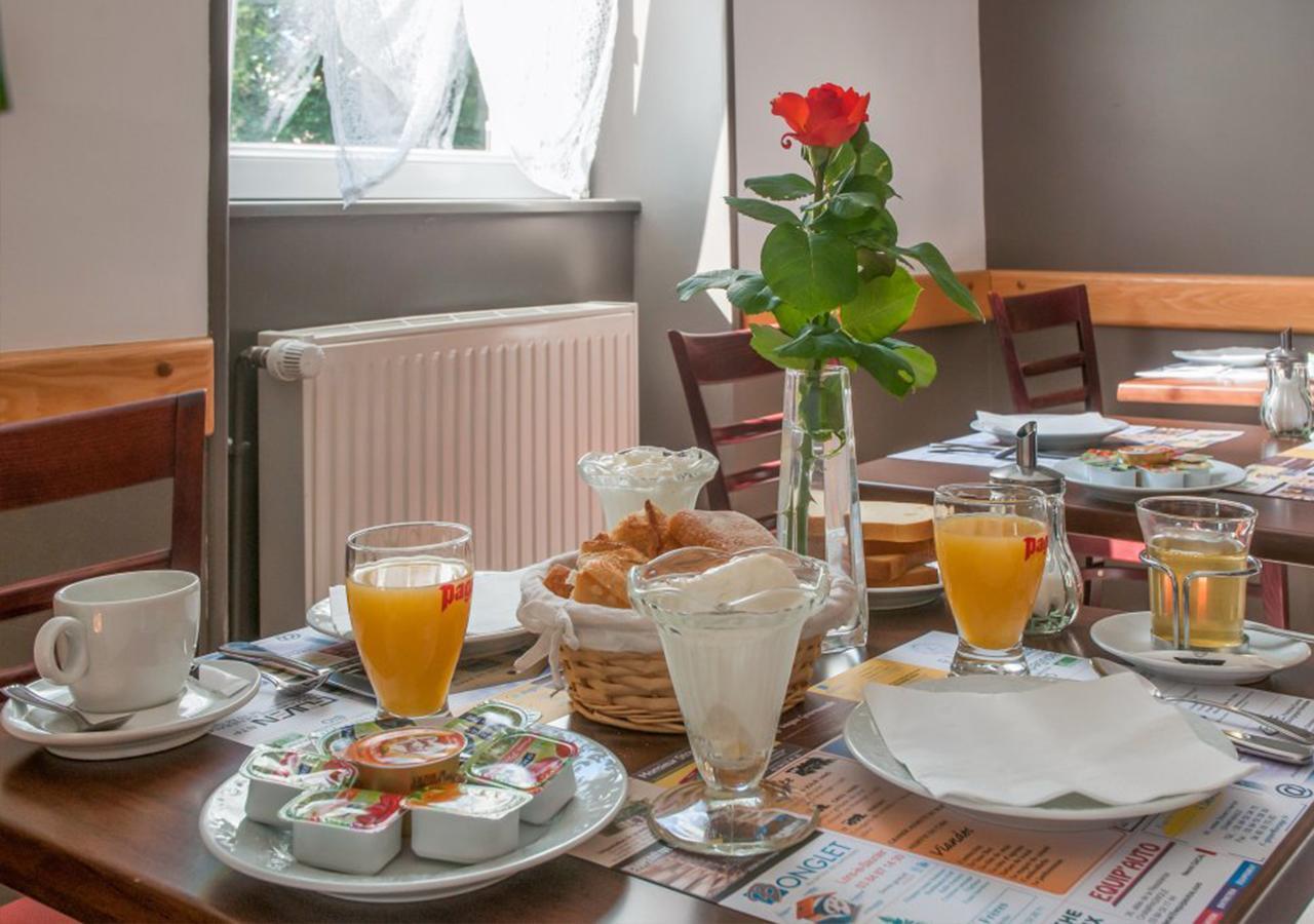 Cafe Hotel De La Gare Шампаньоль Екстер'єр фото